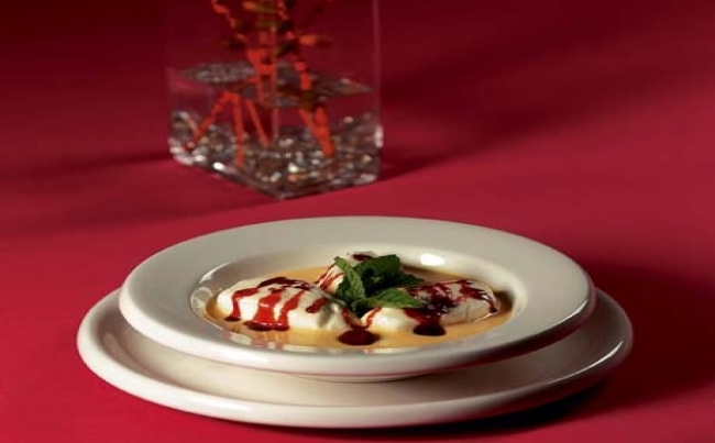 Islas flotantes con salsa de vainilla y maracuyá